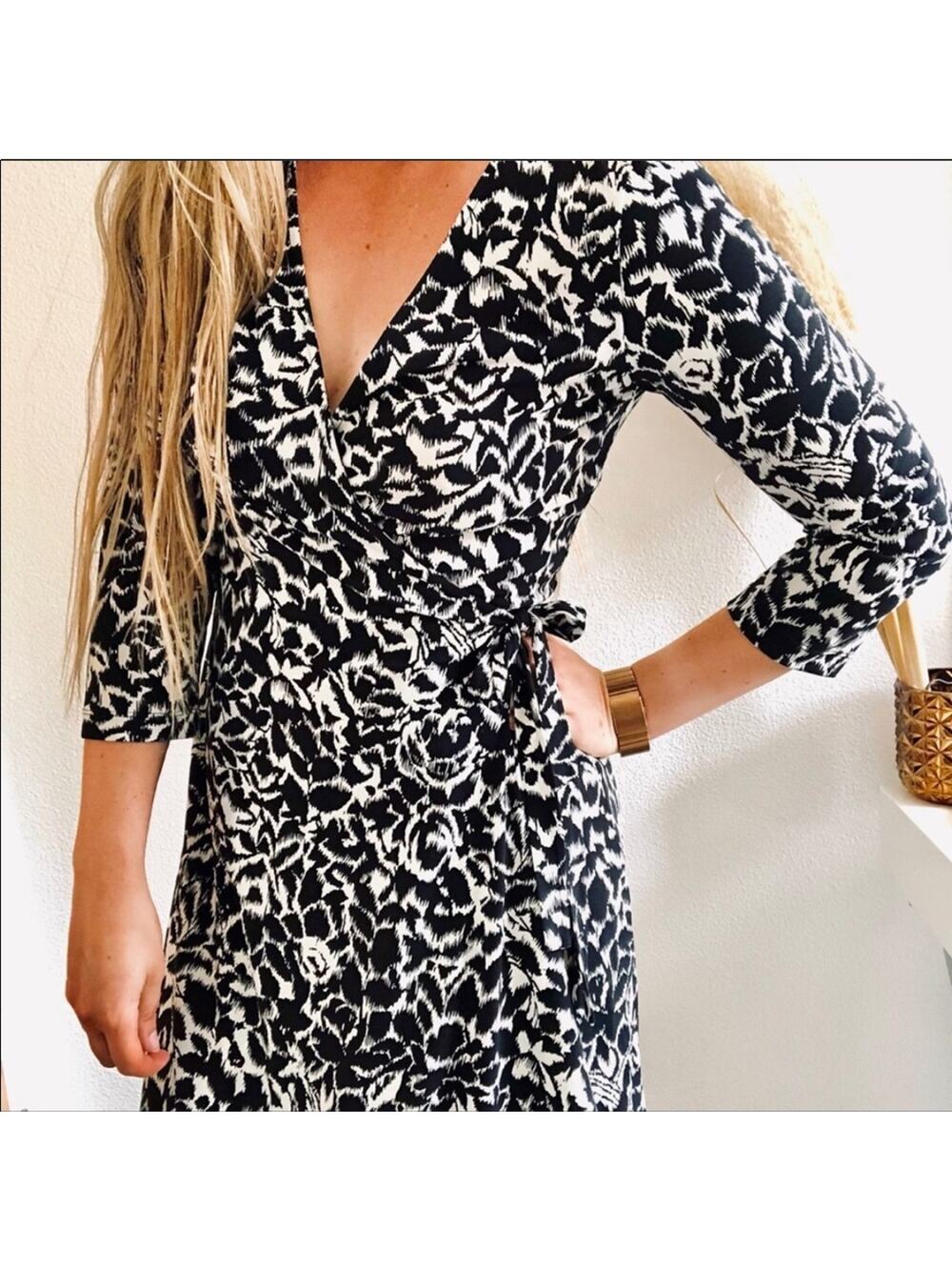 NEW BCBG MaxAzria Black White Abstract Print Wrap Knee Length Midi VNeck Dress M